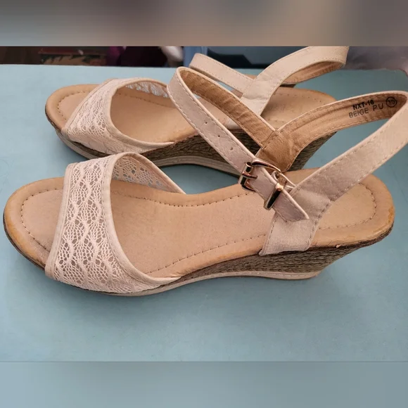 Pretty Beige Lace Wedge Sandals sz 10 - Picture 2 of 5